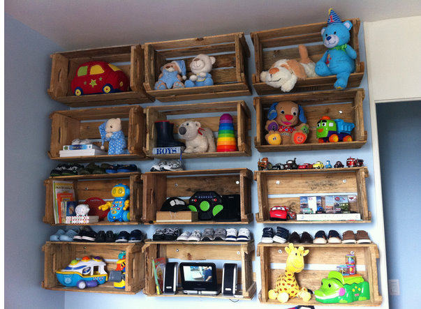 nichos-de-caixas-de-feira-presos-a-parede-para-guardar-brinquedos-em-quarto-infantil
